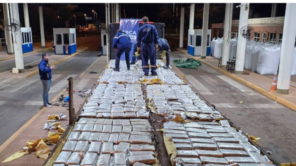 Encuentran 700 kilos de marihuana en un camión.