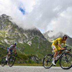 El ciclista esloveno Tadej Pogacar, del UAE Team Emirates - XRG, con el maillot amarillo de líder de la clasificación general, seguido por el ciclista esloveno Primoz Roglic, del Red Bull - BORA - hansgrohe, en el descenso del Col de la Madeleine durante la 18.ª etapa de la 112.ª edición del Tour de Francia, de 171,5 km entre Vif y Courchevel Col de la Loze, en los Alpes, sureste de Francia. | Foto:MARCO BERTORELLO / AFP