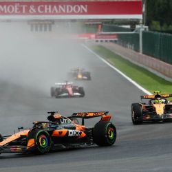 El piloto australiano de McLaren, Oscar Piastri, conduce por delante del piloto británico de McLaren, Lando Norris, durante las carreras del Gran Premio de Bélgica de Fórmula 1 en el circuito de Spa-Francorchamps en Spa. | Foto:DIMITAR DILKOFF / AFP