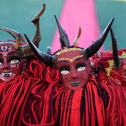Imagen de caretas elaboradas por la artesana María Rivera colocadas en una mesa durante una entrevista con la Agencia de Noticias Xinhua, en el poblado de La Tirana, en la comuna de Pozo Almonte, en la región de Tarapacá, Chile. Cada vez que identifica una de sus caretas en los bailes, María Rivera hincha su pecho de orgullo, porque la artesana es una de las cientos de personas anónimas que le dan vida a la Fiesta de La Tirana, la celebración religiosa más importante del país sudamericano. | Foto:Xinhua/Jorge Villegas