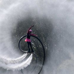 Imagen de un atleta realizando una presentación durante el Hydrofly Festival en un parque, en Moscú, Rusia. | Foto:Xinhua/Alexander Zemlianichenko Jr