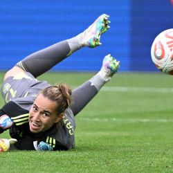 La arquera española, Catalina Coll, se lanza a por la pelota durante la final de la Eurocopa Femenina de la UEFA 2025 entre Inglaterra y España en el estadio St. Jakob-Park de Basilea. | Foto:SEBASTIEN BOZON / AFP