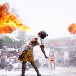 Los participantes realizan una procesión con fuego durante la peregrinación 'Kanwar Yatra', en el mes sagrado de Shravan, en Ajmer, India. | Foto:Himanshu Sharma / AFP