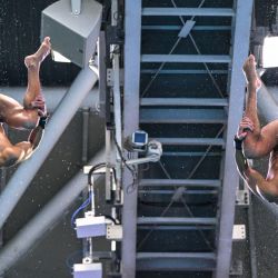 Los saltadores británicos Robbie Lee y Kyle Kothari compiten en la ronda preliminar de saltos sincronizados de plataforma de 10 m masculinos durante el Campeonato Mundial de Deportes Acuáticos de 2025 en Singapur. | Foto:François-Xavier Marit / AFP