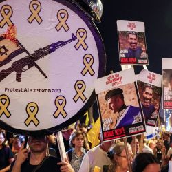 Manifestantes se congregan frente a la sede de la embajada de Estados Unidos en Tel Aviv para una protesta antigubernamental que exige la liberación de los rehenes israelíes retenidos en la Franja de Gaza por militantes palestinos desde los atentados del 7 de octubre de 2023. | Foto:JACK GUEZ / AFP