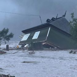 Esta foto muestra las consecuencias de las inundaciones repentinas en la zona de Brosteni, al noreste de Rumanía. Tres personas murieron en el condado de Suceava como consecuencia de las devastadoras inundaciones, y cientos de personas fueron evacuadas después de que las inundaciones repentinas afectaran gravemente varias localidades. | Foto:ISU Suceava / AFP