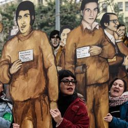 Personas participan en una manifestación en conmemoración de los 50 años de Operación Colombo mientras sostienen fotografías de personas detenidas y desaparecidas, en Santiago, capital de Chile. | Foto:Xinhua/Jorge Villegas