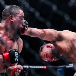 Robert Whittaker y Reinier de Ridder, se enfrentan en su pelea de peso mediano en el UFC Fight Night en el Etihad Arena de Abu Dabi. | Foto:FADEL SENNA / AFP