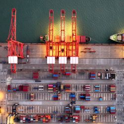 Se ven buques portacontenedores en la terminal de contenedores del puerto de Lianyungang, en la provincia oriental china de Jiangsu. | Foto:AFP
