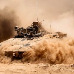 Un vehículo de combate de infantería (VCI) del ejército israelí deja una nube de polvo a su paso por la frontera con la Franja de Gaza y el sur de Israel. | Foto:JACK GUEZ / AFP