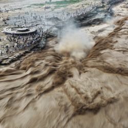 Vista aérea tomada por un dron de personas visitando la cascada Hukou en el río Amarillo, en la provincia de Shanxi, en el norte de China. | Foto:Xinhua/Liu Hongda