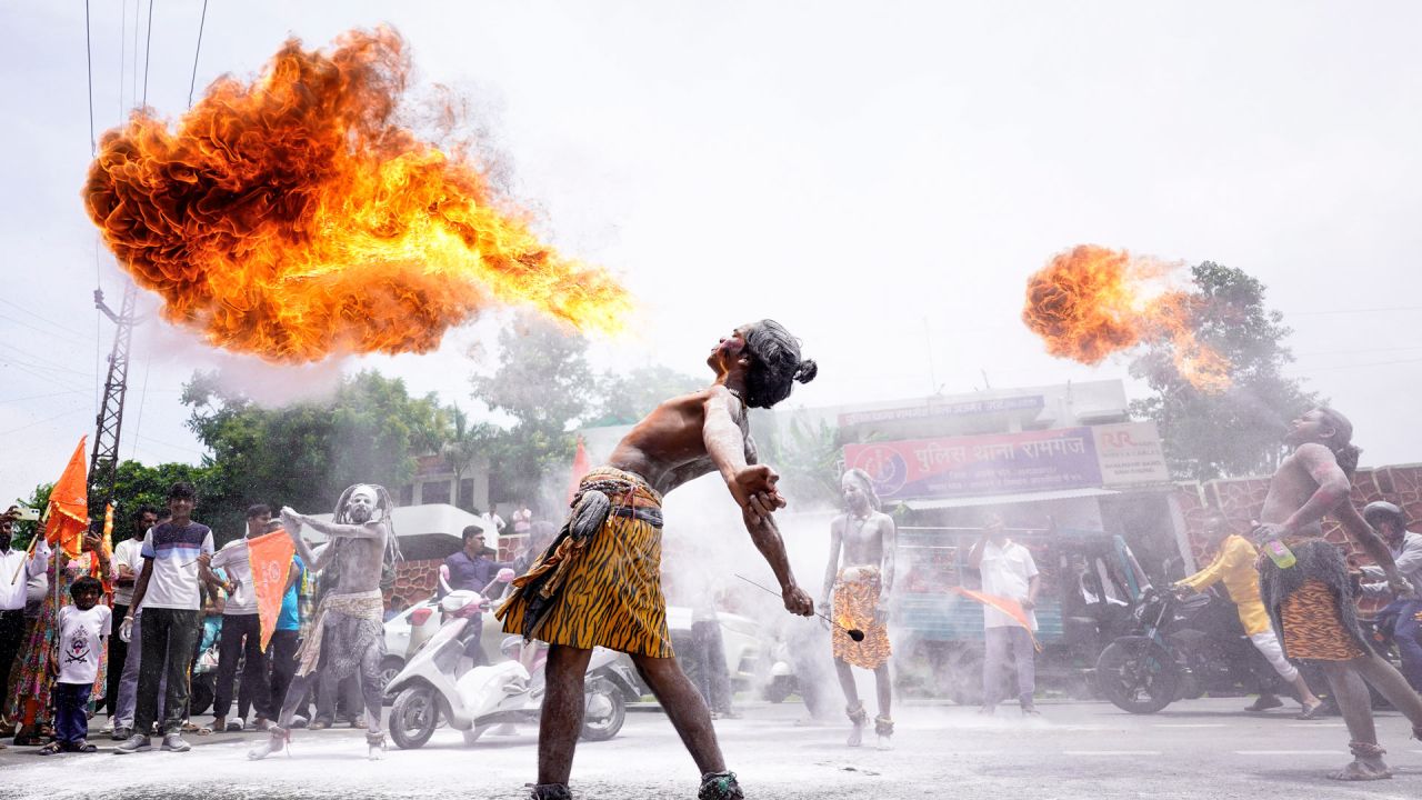 Los participantes realizan una procesión con fuego durante la peregrinación 'Kanwar Yatra', en el mes sagrado de Shravan, en Ajmer, India. | Foto:Himanshu Sharma / AFP