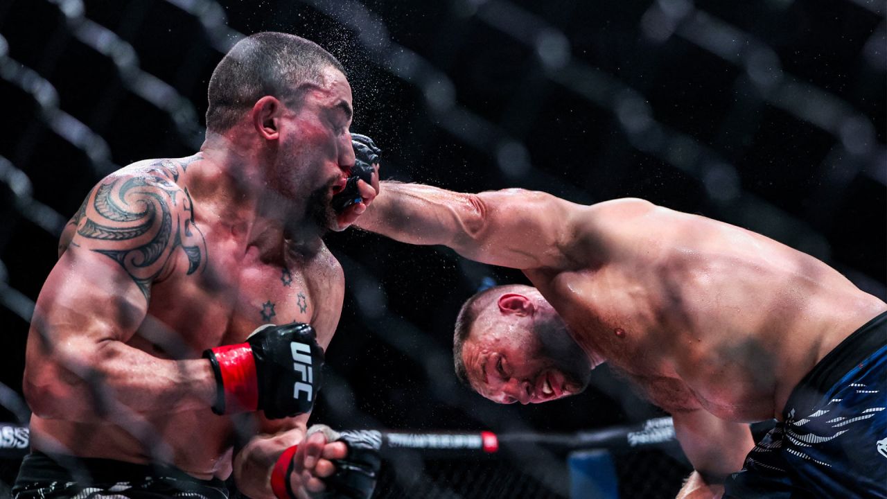 Robert Whittaker y Reinier de Ridder, se enfrentan en su pelea de peso mediano en el UFC Fight Night en el Etihad Arena de Abu Dabi. | Foto:FADEL SENNA / AFP