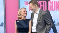 Pamela Anderson y Liam Neeson