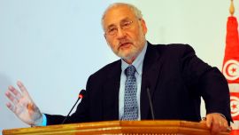El premio Nobel Joseph Stiglitz aseguró que EE.UU. está “cerca de la estanflación” y que “el dólar se ha debilitado”