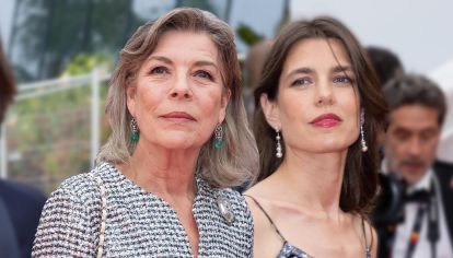 Desde hace años, Carolina de Mónaco demuestra que su estilo no sólo habla en ropa, sino en olores. Su perfume predilecto, un floral sofisticado con gardenia, jazmín y vainilla, no sólo refleja su elegancia atemporal, sino también su gusto por la exclusividad y la tradición.