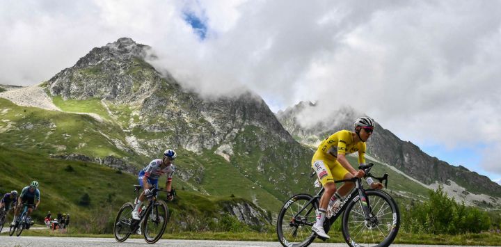 El ciclista esloveno Tadej Pogacar, del UAE Team Emirates - XRG, con el maillot amarillo de líder de la clasificación general, seguido por el ciclista esloveno Primoz Roglic, del Red Bull - BORA - hansgrohe, en el descenso del Col de la Madeleine durante la 18.ª etapa de la 112.ª edición del Tour de Francia, de 171,5 km entre Vif y Courchevel Col de la Loze, en los Alpes, sureste de Francia.