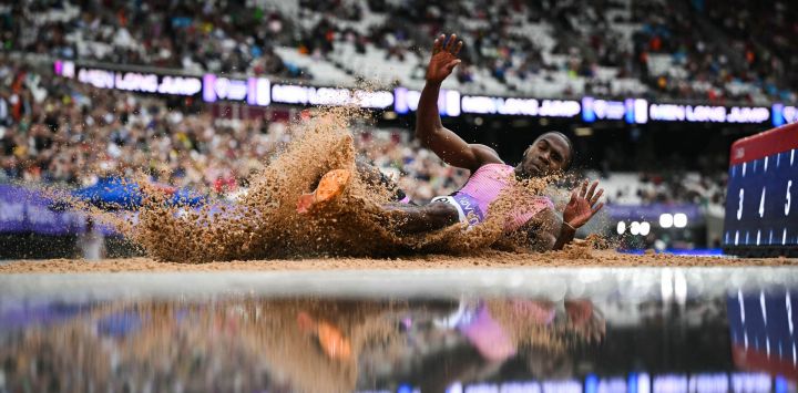El jamaiquino Wayne Pinnock compite en el salto de longitud masculino durante la reunión de atletismo de la Liga Diamante de la IAAF, en el estadio de Londres, en Londres.