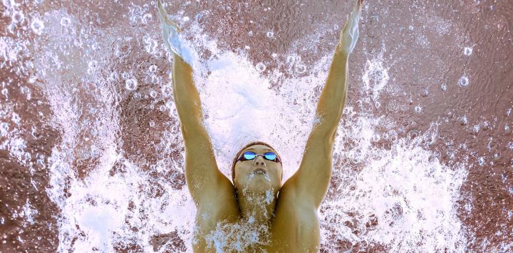 El nadador japonés Taku Taniguchi compite en una semifinal de los 50 m braza masculinos durante el Campeonato Mundial de Natación de 2025 en Singapur.
