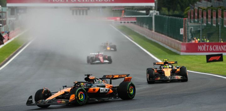 El piloto australiano de McLaren, Oscar Piastri, conduce por delante del piloto británico de McLaren, Lando Norris, durante las carreras del Gran Premio de Bélgica de Fórmula 1 en el circuito de Spa-Francorchamps en Spa.