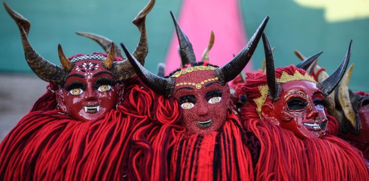 Imagen de caretas elaboradas por la artesana María Rivera colocadas en una mesa durante una entrevista con la Agencia de Noticias Xinhua, en el poblado de La Tirana, en la comuna de Pozo Almonte, en la región de Tarapacá, Chile. Cada vez que identifica una de sus caretas en los bailes, María Rivera hincha su pecho de orgullo, porque la artesana es una de las cientos de personas anónimas que le dan vida a la Fiesta de La Tirana, la celebración religiosa más importante del país sudamericano.