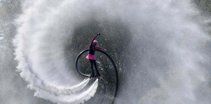 Imagen de un atleta realizando una presentación durante el Hydrofly Festival en un parque, en Moscú, Rusia.