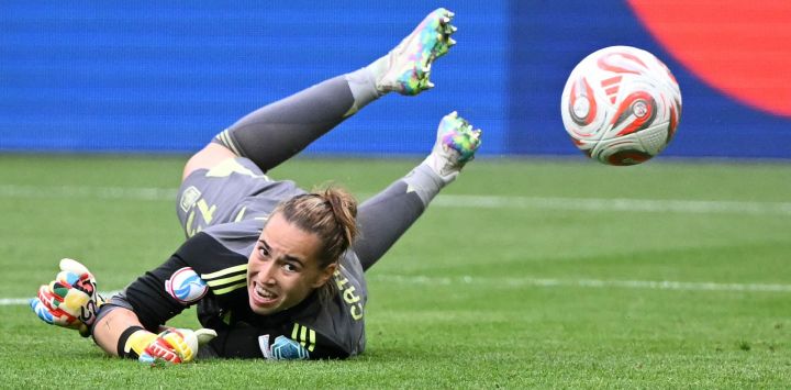 La arquera española, Catalina Coll, se lanza a por la pelota durante la final de la Eurocopa Femenina de la UEFA 2025 entre Inglaterra y España en el estadio St. Jakob-Park de Basilea.