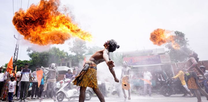 Los participantes realizan una procesión con fuego durante la peregrinación 'Kanwar Yatra', en el mes sagrado de Shravan, en Ajmer, India.