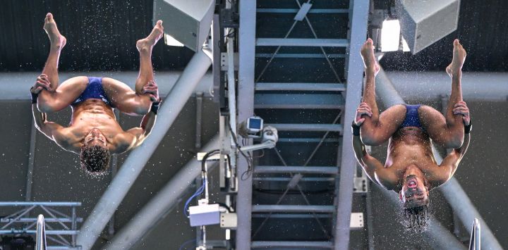 Los saltadores británicos Robbie Lee y Kyle Kothari compiten en la ronda preliminar de saltos sincronizados de plataforma de 10 m masculinos durante el Campeonato Mundial de Deportes Acuáticos de 2025 en Singapur.