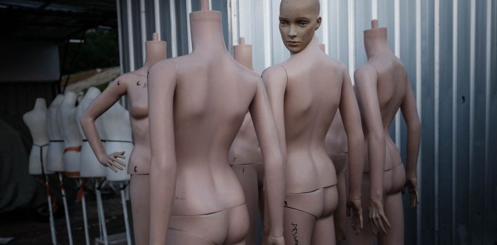 Maniquíes desnudos se juntan y se abandonan al cierre de un mercado de ropa en Yakarta.