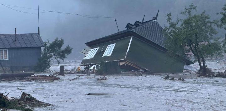 Esta foto muestra las consecuencias de las inundaciones repentinas en la zona de Brosteni, al noreste de Rumanía. Tres personas murieron en el condado de Suceava como consecuencia de las devastadoras inundaciones, y cientos de personas fueron evacuadas después de que las inundaciones repentinas afectaran gravemente varias localidades.