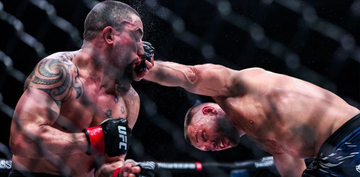 Robert Whittaker y Reinier de Ridder, se enfrentan en su pelea de peso mediano en el UFC Fight Night en el Etihad Arena de Abu Dabi.