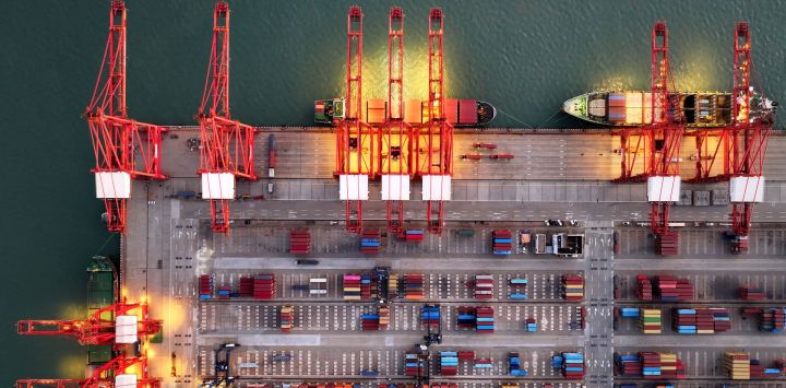 Se ven buques portacontenedores en la terminal de contenedores del puerto de Lianyungang, en la provincia oriental china de Jiangsu.
