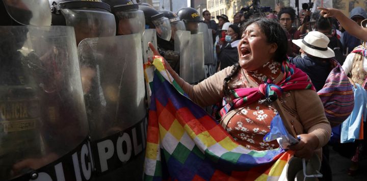 Un manifestante grita frente a la policía antidisturbios durante una protesta contra el gobierno de la presidenta Dina Boluarte en Lima, Perú.
