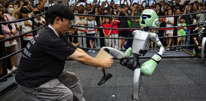Un robot teledirigido de Unitree Robotics patea un trozo de madera durante la Conferencia Mundial de Inteligencia Artificial (WAIC) en el Centro Mundial de Exposiciones y Convenciones de Shanghái.
