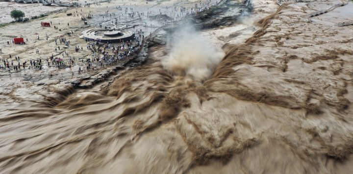 Vista aérea tomada por un dron de personas visitando la cascada Hukou en el río Amarillo, en la provincia de Shanxi, en el norte de China.