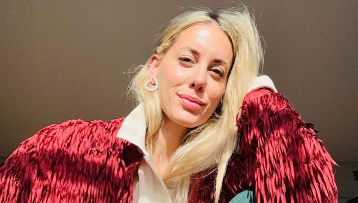 Adiós a los jeans skinny: Anita Espasandín impone los pantalones cargo con un look urbano y canchero