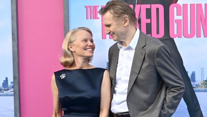 Aseguran que Pamela Anderson y Liam Neeson están en pareja tras grabar "The Naked Gun"