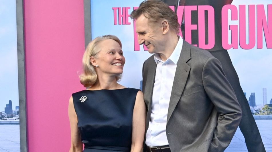 Pamela Anderson y Liam Neeson
