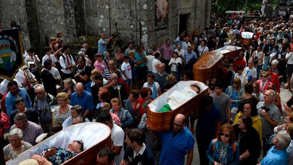 Porqué en España desfilan con ataúdes con personas vivas.