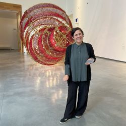 Clara Paolini, responsable de prensa del Museo Helga de Alvear, junto a la obra de Ai Weiwei.
