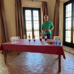 Visita a la Bodega Palacio Quemado que pertenece a la familia Alvear, emparentada con los Alvear de la Argentina.