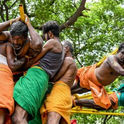 Devotos hindúes participan en una procesión religiosa para celebrar el festival 'Aadi' en Chennai, India. | Foto:R. Satish Babu / AFP