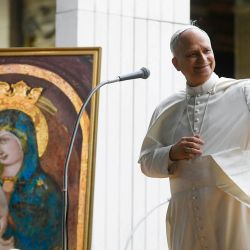 Esta foto, tomada y difundida por la oficina de prensa del Vaticano, Vatican Media, muestra al Papa León XIV saludando a los peregrinos reunidos en la Plaza de San Pedro, antes de la misa inaugural del Jubileo de la Juventud en el Vaticano. | Foto:VATICAN MEDIA / AFP
