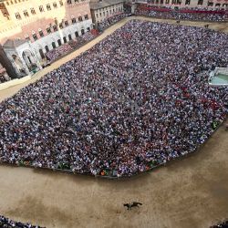 Jinetes montan a caballo durante los entrenamientos previos a la histórica carrera hípica italiana "Palio di Siena" en Siena, Toscana. | Foto:STEFANO RELLANDINI / AFP