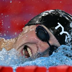 La nadadora estadounidense Katie Ledecky compite en la final de los 1500 m libres femeninos durante el Campeonato Mundial de Natación de 2025 en Singapur. | Foto:OLI SCARFF / AFP