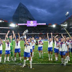 Las jugadoras de inglaterra celebran con el trofeo tras la victoria en la final de la Eurocopa Femenina de la UEFA 2025 entre Inglaterra y España en el estadio St. Jakob-Park de Basilea. Inglaterra venció a España por 3-1 en la tanda de penales | Foto:SEBASTIEN BOZON / AFP