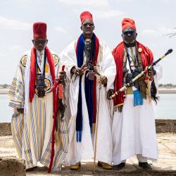Los sumos sacerdotes de la comunidad Lebou, Moussa Niang (der.), Bakou Mory Mbaye (centro) y Hassan Kone (izq.), posan para un retrato durante una ceremonia de adivinación Xooy en Fatick. Cada año, con la llegada de la temporada de lluvias, una veintena de adivinos, más conocidos en Senegal como Saltigues, se turnaban para ofrecer sus predicciones sobre los eventos que podrían ocurrir en el país a lo largo del año durante una ceremonia de adivinación llamada "Xooy". | Foto:Patrick Meinhardt / AFP