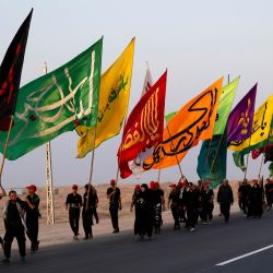 Musulmanes chiítas iraníes llegan a pie a Basora por el paso fronterizo de Shalamcheh para participar en la peregrinación de Arbain en la ciudad iraquí de Karbala. Cada año, numerosos peregrinos se reúnen en las ciudades sagradas iraquíes de Nayaf y Karbala antes de Arbain, que marca el 40.º día después de la Ashura y conmemora el asesinato en el siglo VII del imán Hussein, nieto del profeta Mahoma. | Foto:Hussein Faleh / AFP