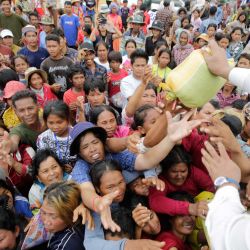 Personas que huyeron de sus hogares cerca de la frontera entre Camboya y Tailandia se reúnen para recibir ayuda temporal en un centro de evacuación en la provincia camboyana de Preah Vihear. | Foto:Chor Sokunthea / AFP